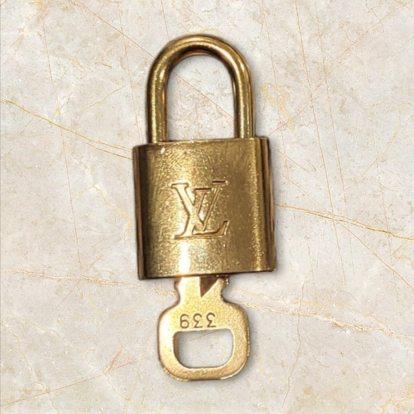 Louis Vuitton Lock and Key #339 Add a touch of luxury to your collection - Picture 1 of 6